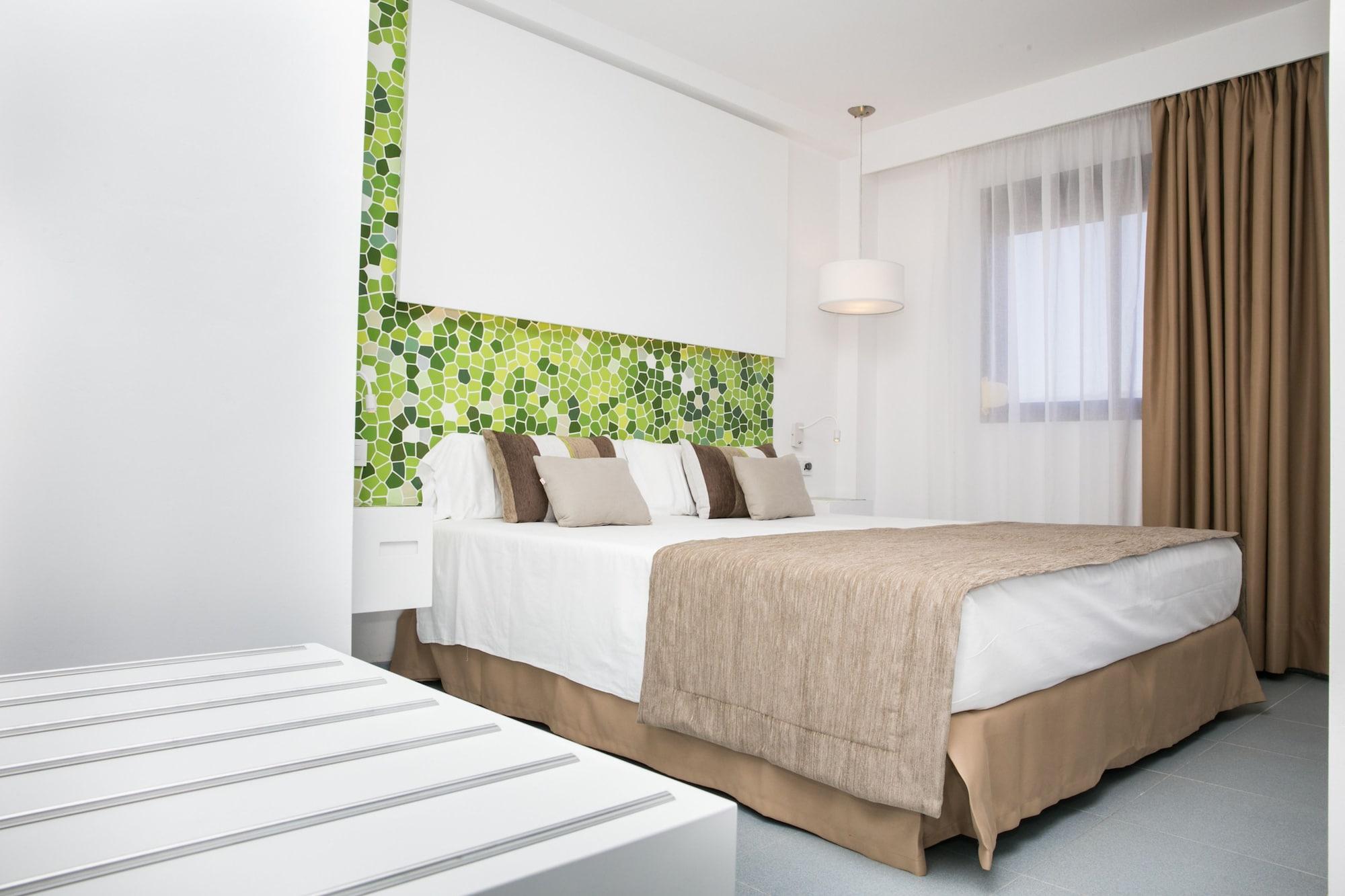 The Anamar 4*
